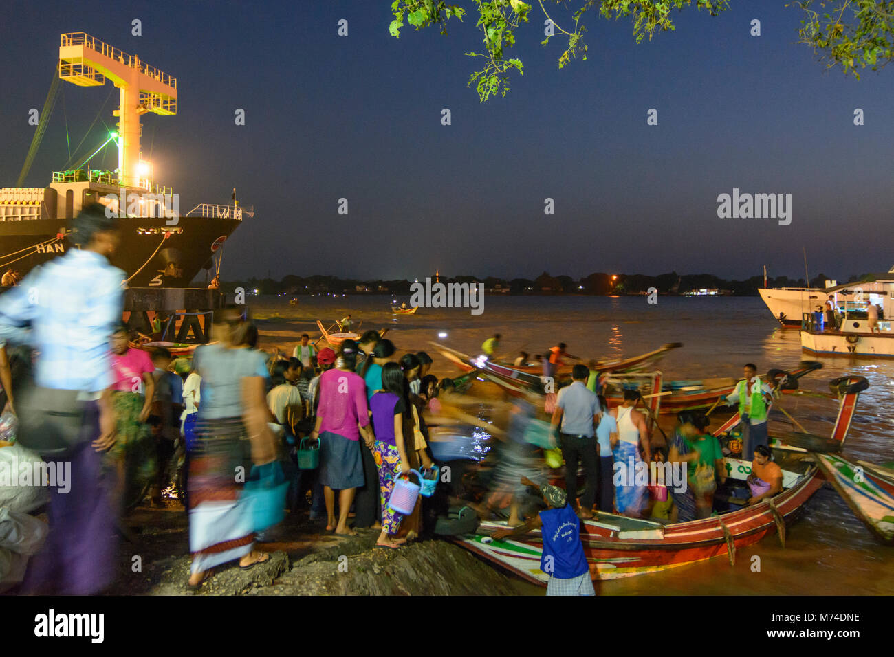 Yangon (Rangoon): piccolo traghetto privato barca Barche in serata presso il fiume Yangon, , Regione di Yangon, Myanmar (Birmania) Foto Stock