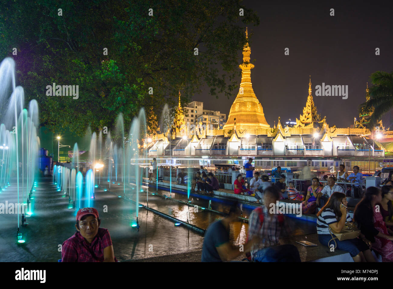 Yangon (Rangoon): Mahabandula Giardino (Fytche Square) memorial park, Sule Pagoda, Municipio, fontana, persone, quartiere coloniale, Regione di Yangon, Myanmar Foto Stock