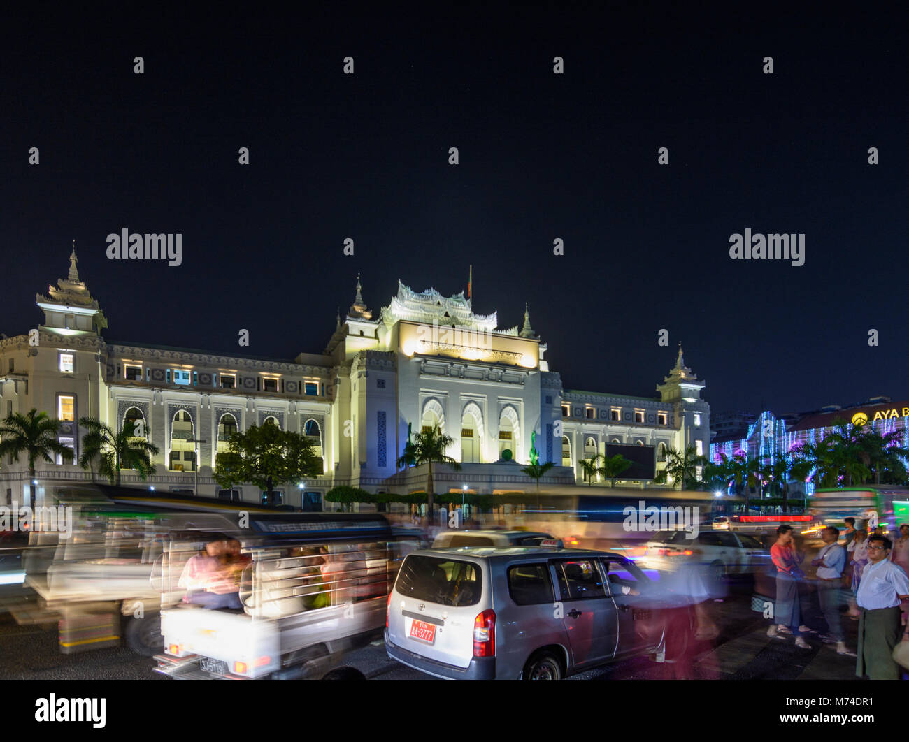 Yangon (Rangoon): Municipio, traffico, auto automobili, quartiere coloniale, Regione di Yangon, Myanmar (Birmania) Foto Stock
