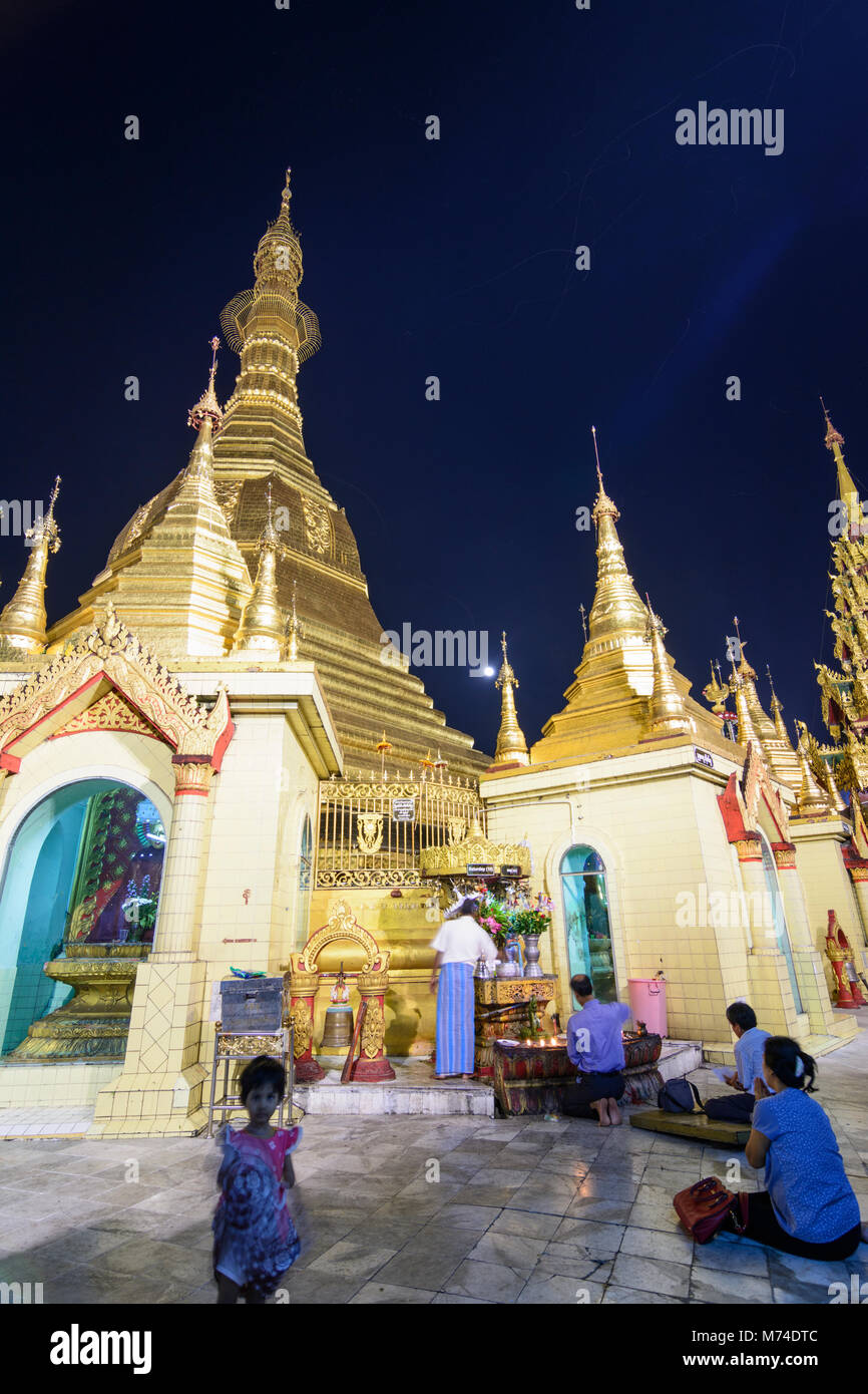 Yangon (Rangoon): Sule Pagoda, persone in preghiera, quartiere coloniale, Regione di Yangon, Myanmar (Birmania) Foto Stock