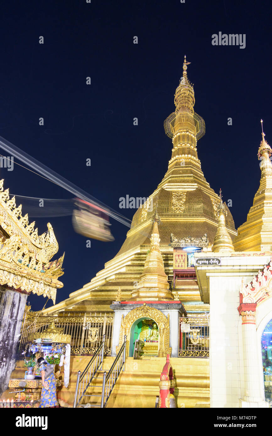 Yangon (Rangoon): Sule Pagoda, piccolo golden karaweik (Royal Barge), carico con una scheda di preghiera, di un verricello con una catena a depositare la scheda nel santuario h Foto Stock