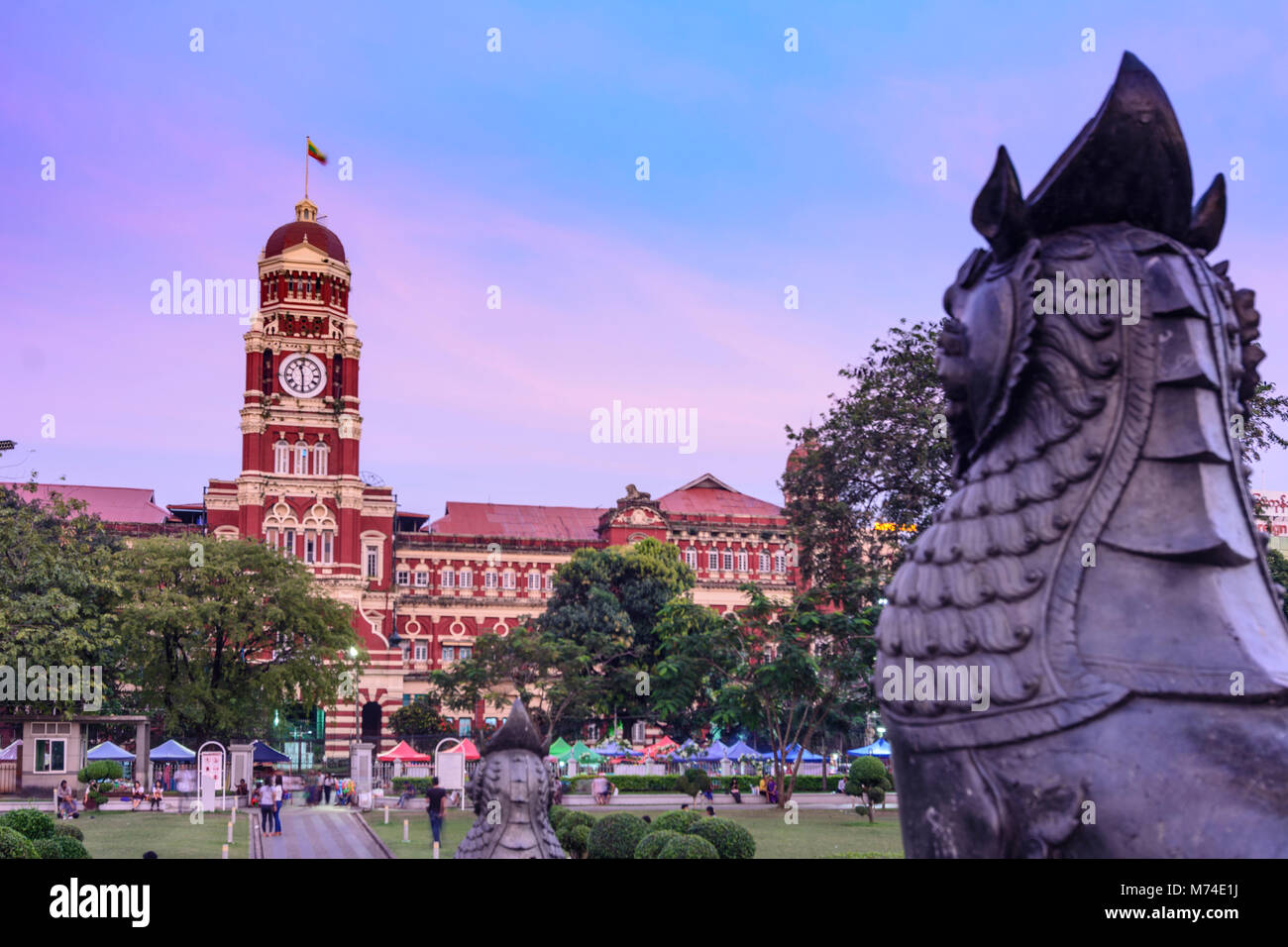 Yangon (Rangoon): Mahabandula Giardino (Fytche Square) memorial park, Alta Corte in primo piano chinthe divinità all indipendenza monumento, quartiere coloniale Foto Stock