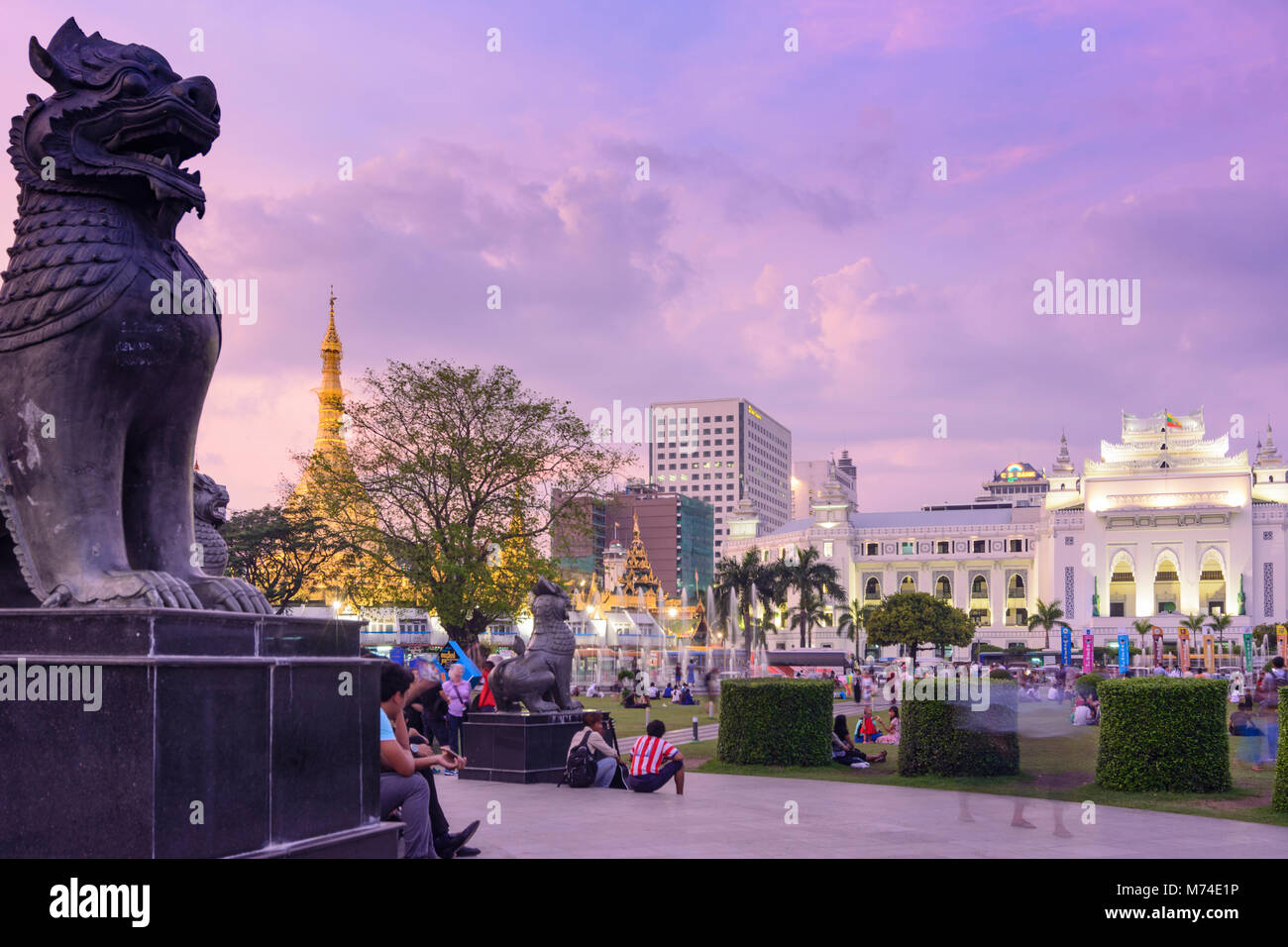 Yangon (Rangoon): Mahabandula (Mahabandoola) giardino (Fytche Square) memorial park, Sule Pagoda, Municipio in primo piano chinthe divinità all'Indipendenza Foto Stock