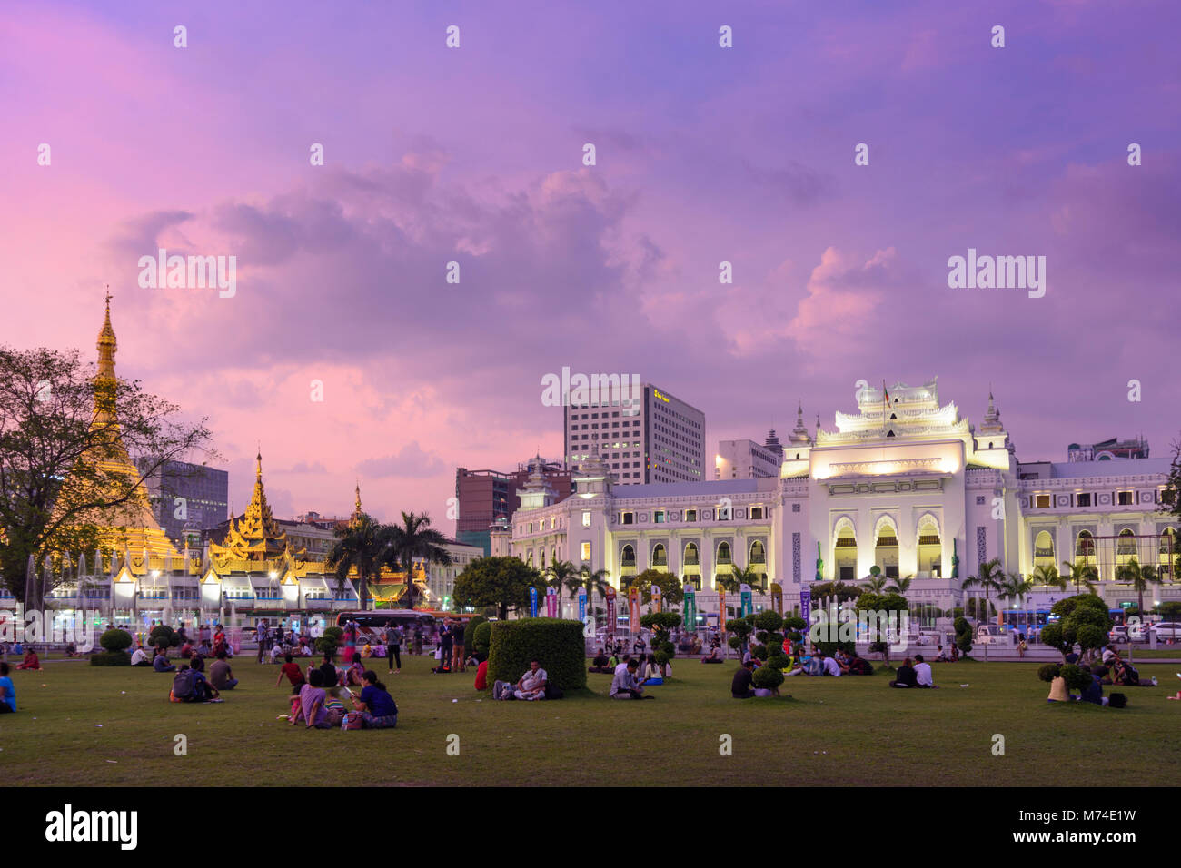 Yangon (Rangoon): Mahabandula (Mahabandoola) giardino (Fytche Square) memorial park, Sule Pagoda, il Municipio, la gente seduta a prato, quartiere coloniale, Foto Stock
