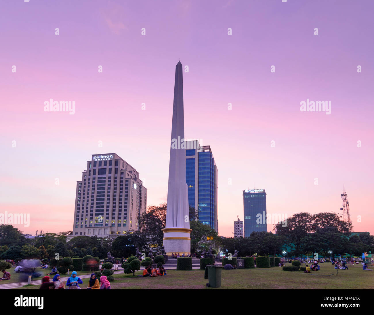 Yangon (Rangoon): Mahabandula (Mahabandoola) giardino (Fytche Square) memorial park, indipendenza monumento, Centrepoint torri, la gente seduta a meado Foto Stock