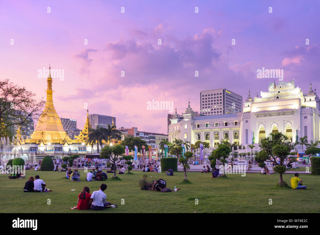 Yangon (Rangoon): Mahabandula (Mahabandoola) giardino (Fytche Square) memorial park, Sule Pagoda, il Municipio, la gente seduta a prato, quartiere coloniale, Foto Stock