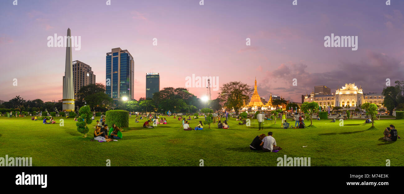 Yangon (Rangoon): Mahabandula (Mahabandoola) giardino (Fytche Square) memorial park, indipendenza monumento, Centrepoint torri, Sule Pagoda, Municipio Foto Stock