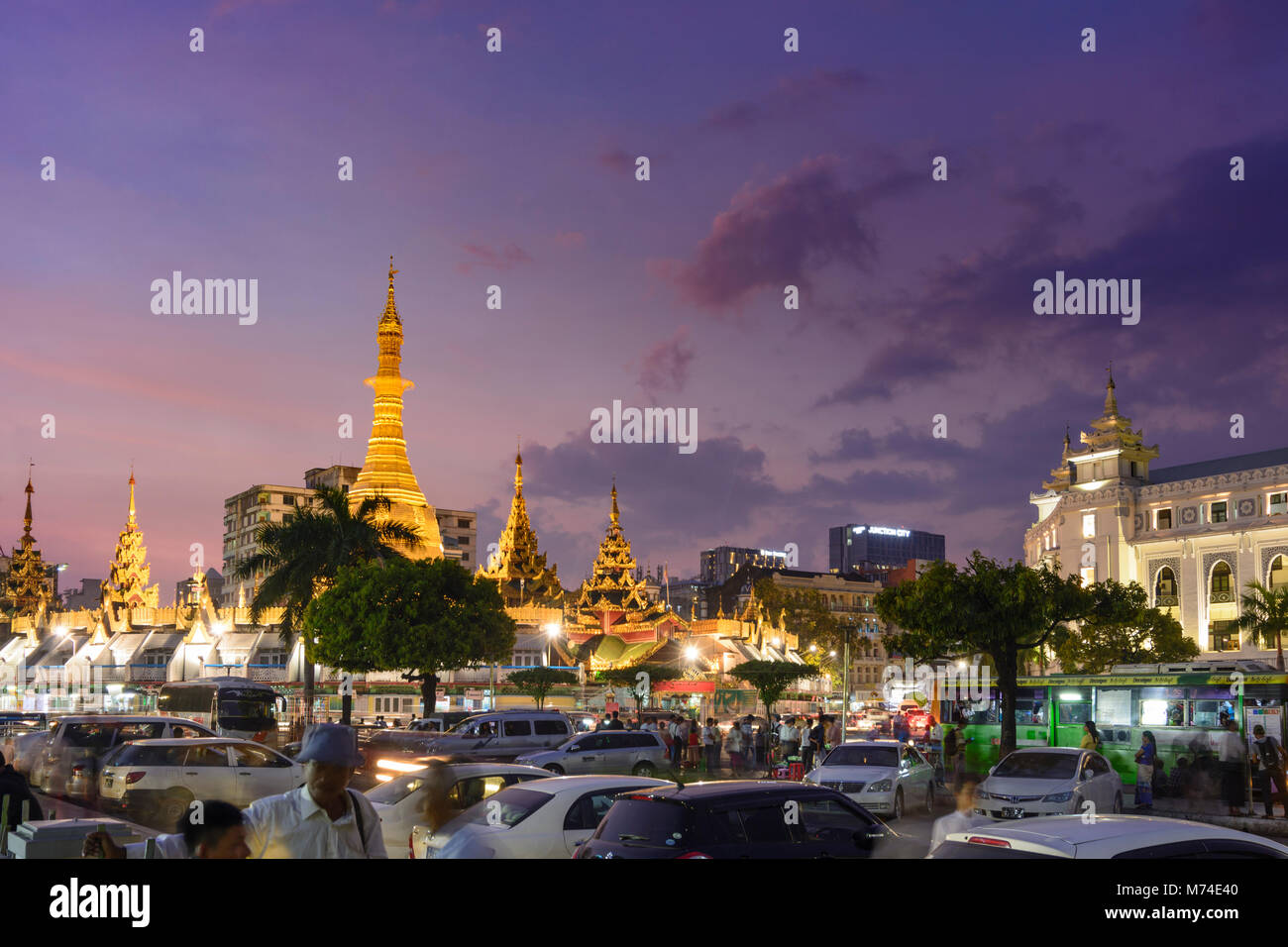 Yangon (Rangoon): Sule Pagoda, Municipio, rotonda, cerchio di traffico, quartiere coloniale, Regione di Yangon, Myanmar (Birmania) Foto Stock