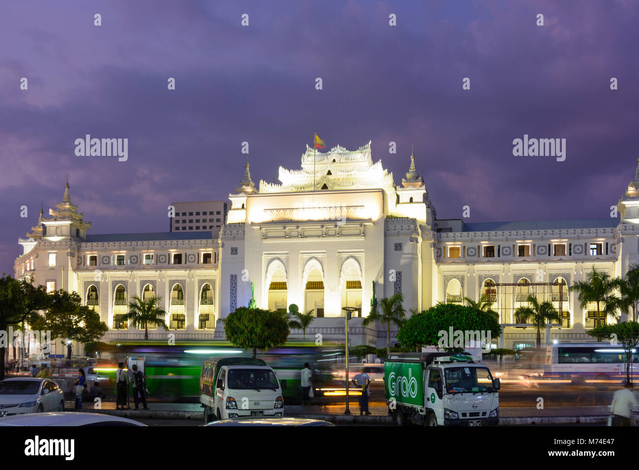 Yangon (Rangoon): Municipio, traffico, auto automobili, quartiere coloniale, Regione di Yangon, Myanmar (Birmania) Foto Stock