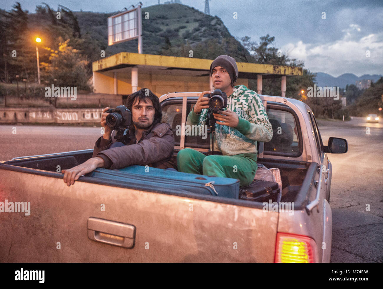 Due cameraman di turisti nel carrello con le telecamere in Georgia Foto Stock