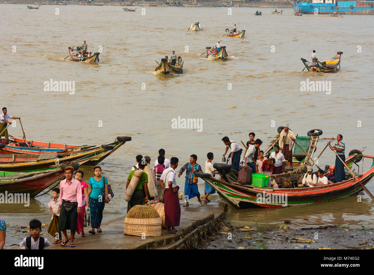 Yangon (Rangoon): piccolo traghetto privato barca Barche alla mattina al fiume Yangon, , Regione di Yangon, Myanmar (Birmania) Foto Stock