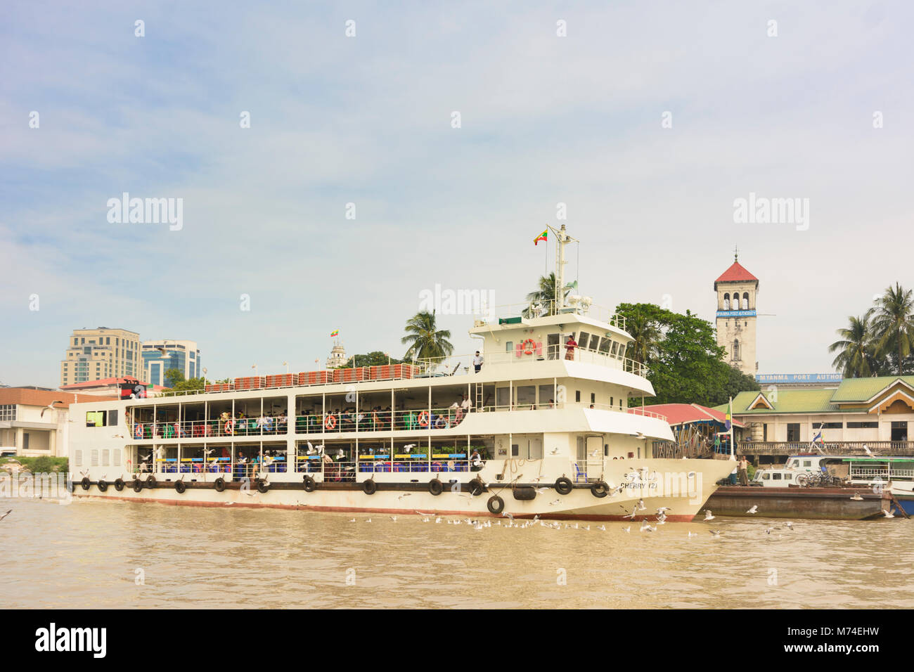 Yangon (Rangoon): fiume Yangon, centro città, nave passeggeri, Myanma Autorità Portuale edificio, , Regione di Yangon, Myanmar (Birmania) Foto Stock
