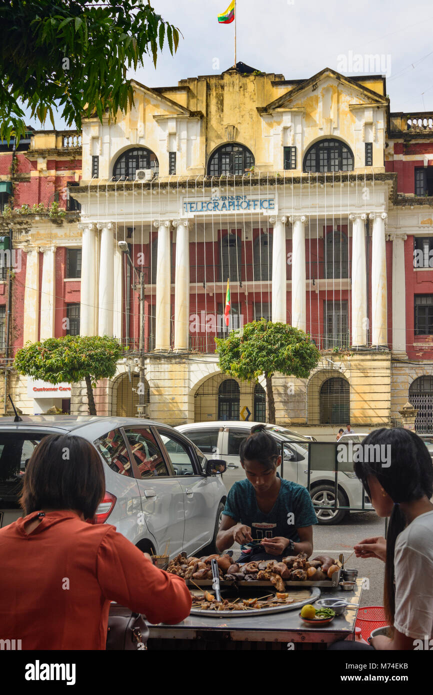 Yangon (Rangoon): Centrale Telegrafo, stand alimentari, quartiere coloniale, Regione di Yangon, Myanmar (Birmania) Foto Stock
