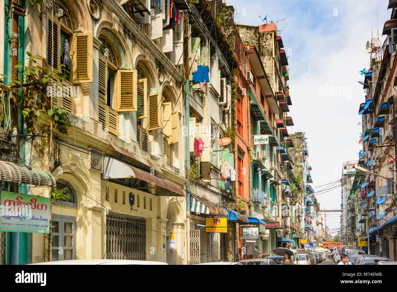 Yangon (Rangoon): casa residenziale case, stendibiancheria, balcone, quartiere coloniale, Regione di Yangon, Myanmar (Birmania) Foto Stock