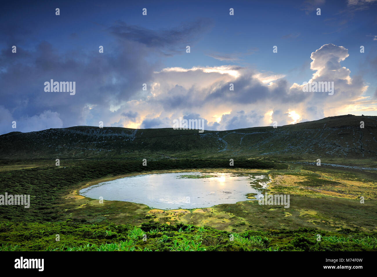 Caldeira Branca, una laguna di origine vulcanica. Sull isola di Flores. Azzorre, Portogallo Foto Stock