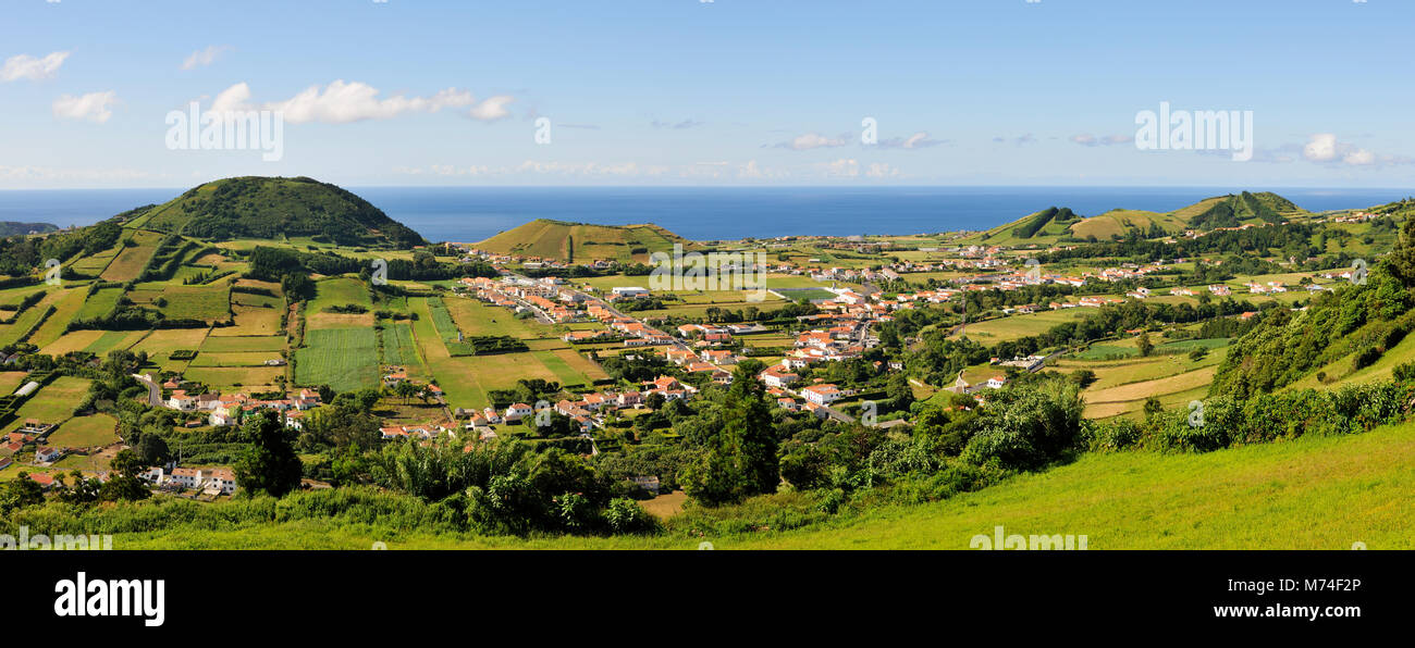 Flamengos village e crateri. Faial, isole Azzorre, Portogallo Foto Stock
