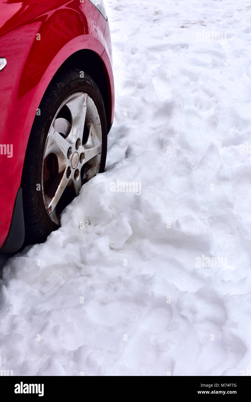 Auto ruota in inverno la neve Foto Stock