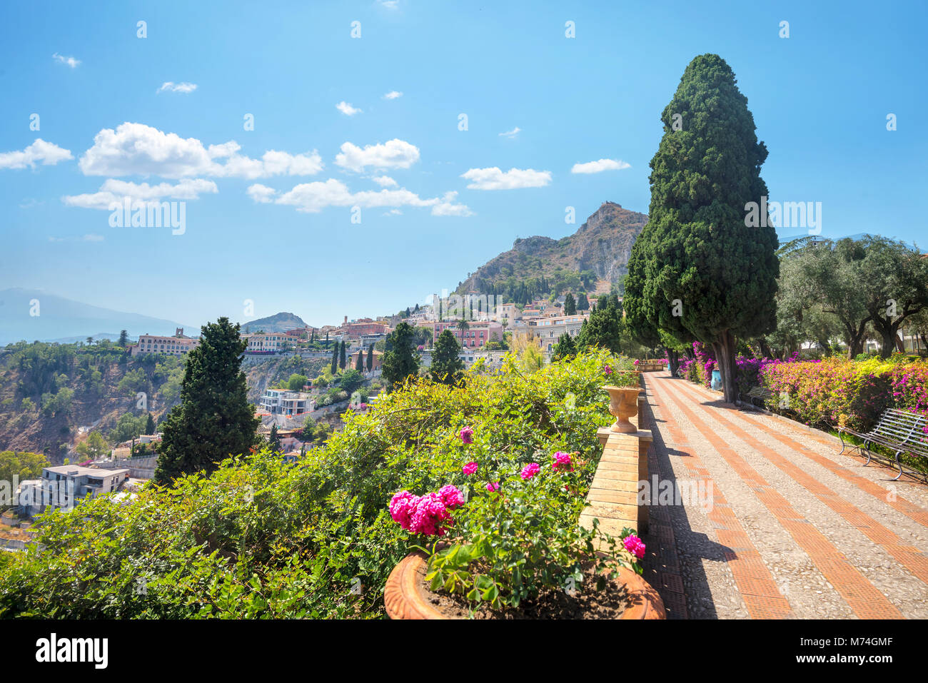 Paesaggio con giardino percorso in città parco pubblico a Taormina. Sicilia, Italia Foto Stock
