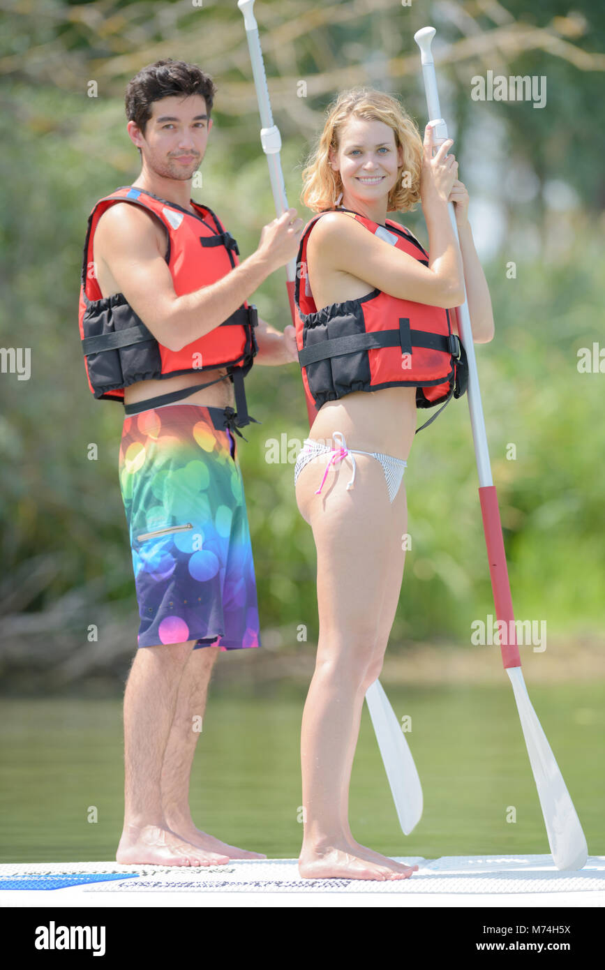 Giovane si fermò sulla paddle boards Foto Stock
