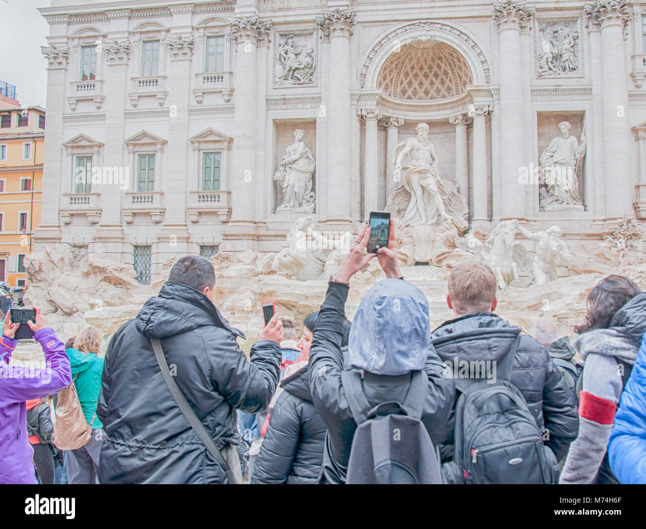 La folla di turisti fotografie di una bellissima Fontana di Trevi Foto Stock