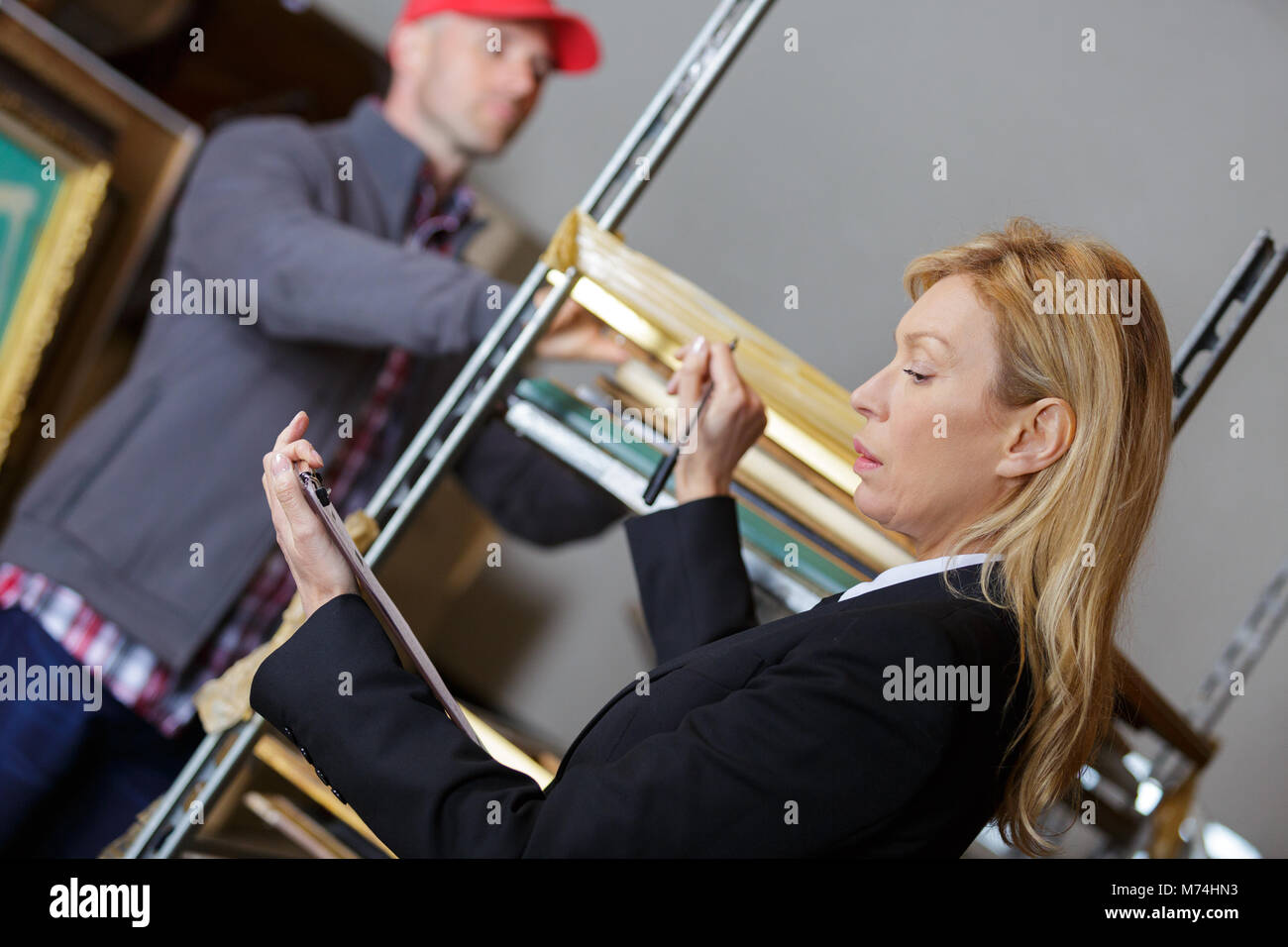 Forewoman dare ordini per lavoratore nel capannone Foto Stock