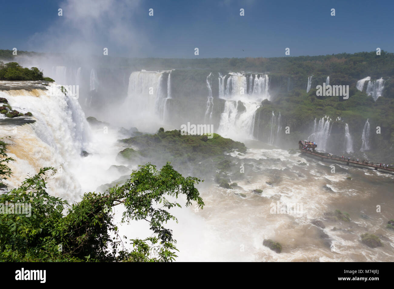 Panorama dell'antenna Iguazu Falls cascate con prospettiva, i turisti nella nebbia sulla passerella, sito patrimonio mondiale dell'UNESCO, meraviglie naturali del mondo Foto Stock
