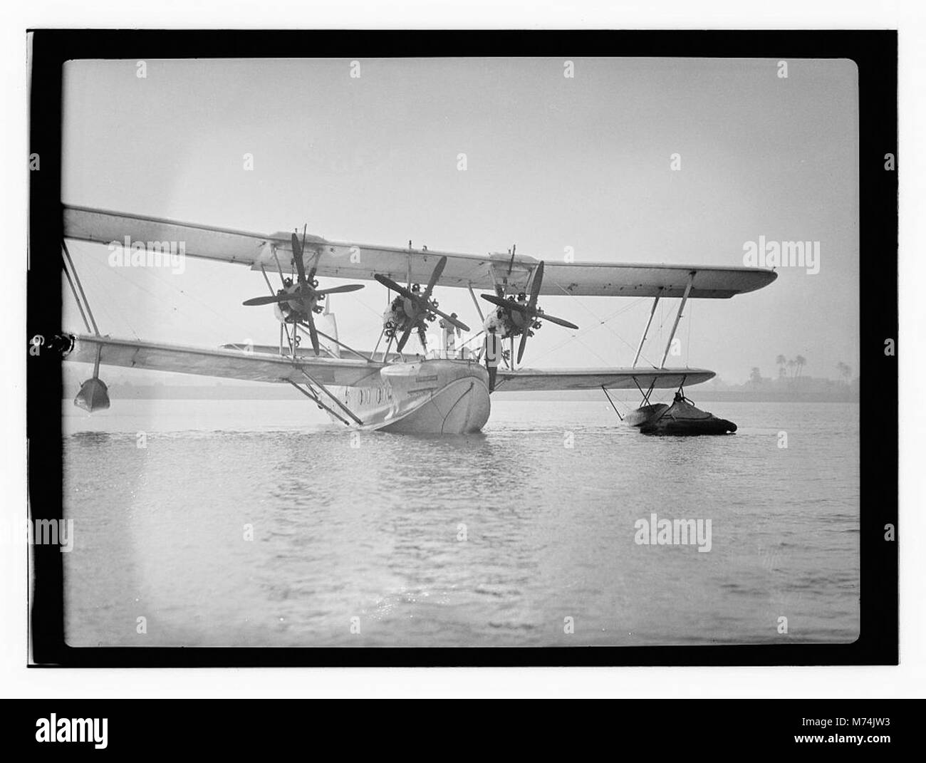 La "città di Khartoum", un idrovolante, mostrato sul Mar di Galilea intorno al 1935, che rappresenta i primi viaggi aerei e aerei. Foto Stock
