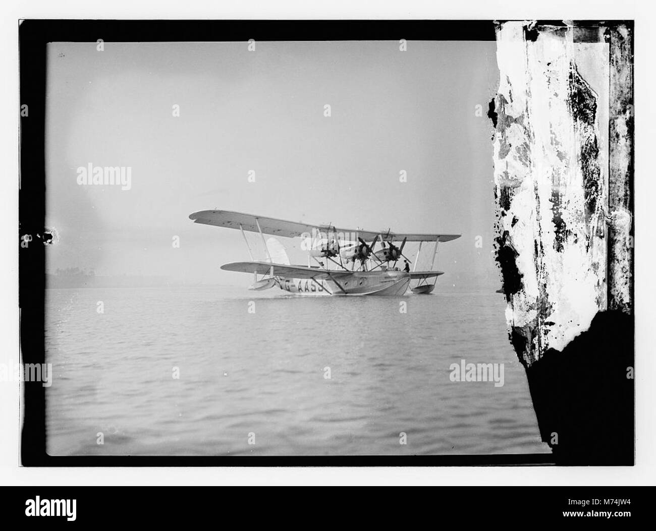 La "città di Khartoum", un idrovolante, visto volare sul Mar di Galilea intorno al 1935, mostrando le prime capacità di aviazione e di atterraggio in acqua. Foto Stock