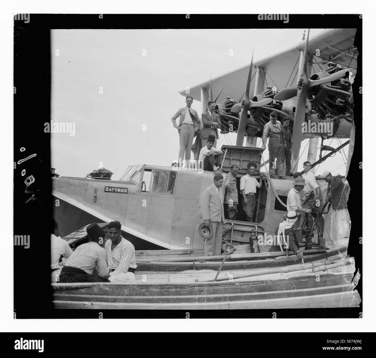 Un idrovolante chiamato "Satyrus" che scivola sul Mar di Galilea a metà degli anni '1930 L'aeromobile, progettato per gli atterraggi in acqua, dimostra l'innovazione nel settore dell'aviazione durante quel periodo. Foto Stock