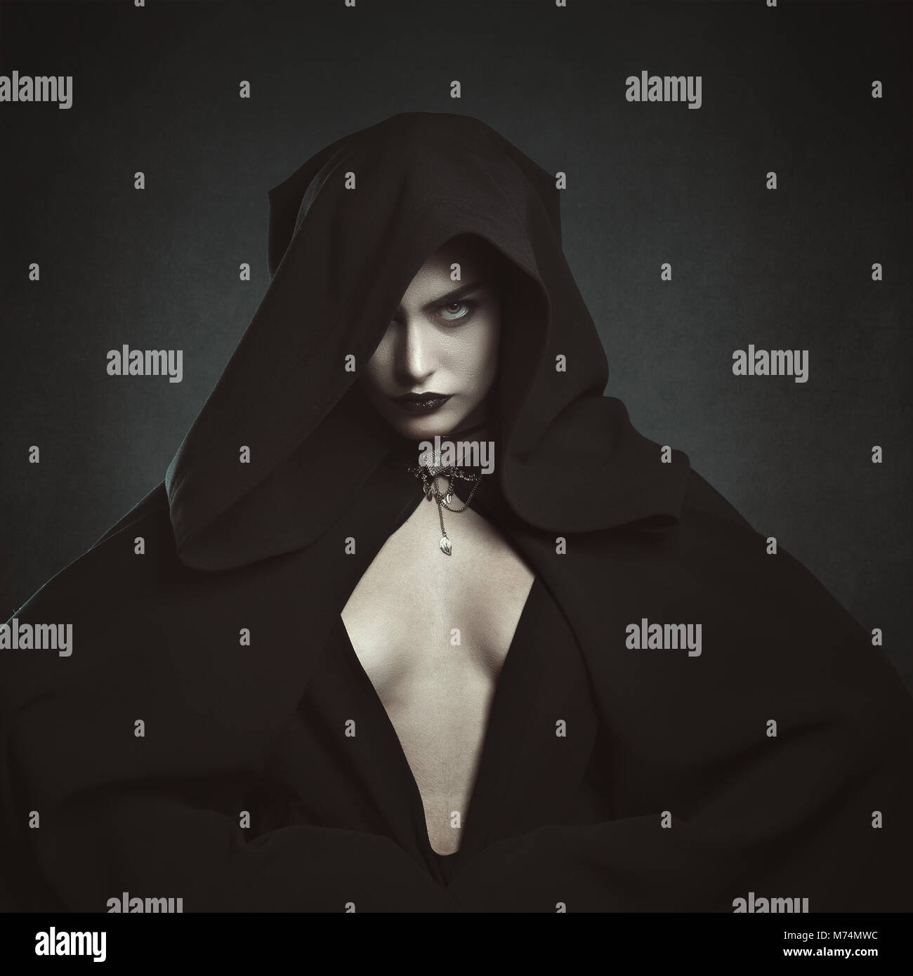 Misterioso con cappuccio donna vampiro. Halloween e il gotico Foto Stock