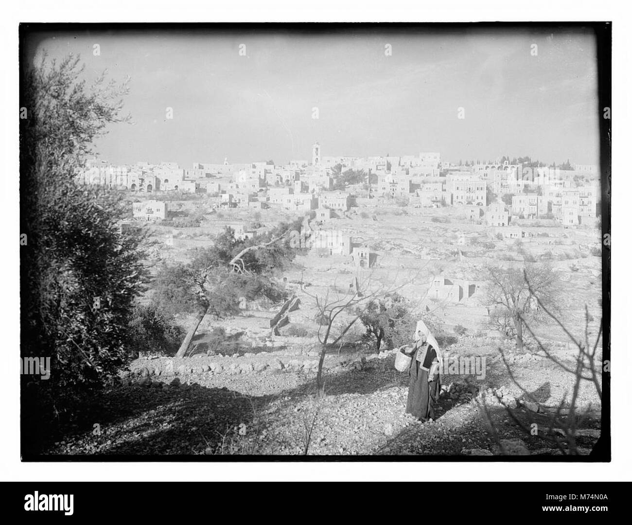 Una visione generale di Betlemme, Pennsylvania, che mostra una donna in primo piano, con il paesaggio urbano come sfondo, probabilmente dall'inizio del XX secolo. Foto Stock