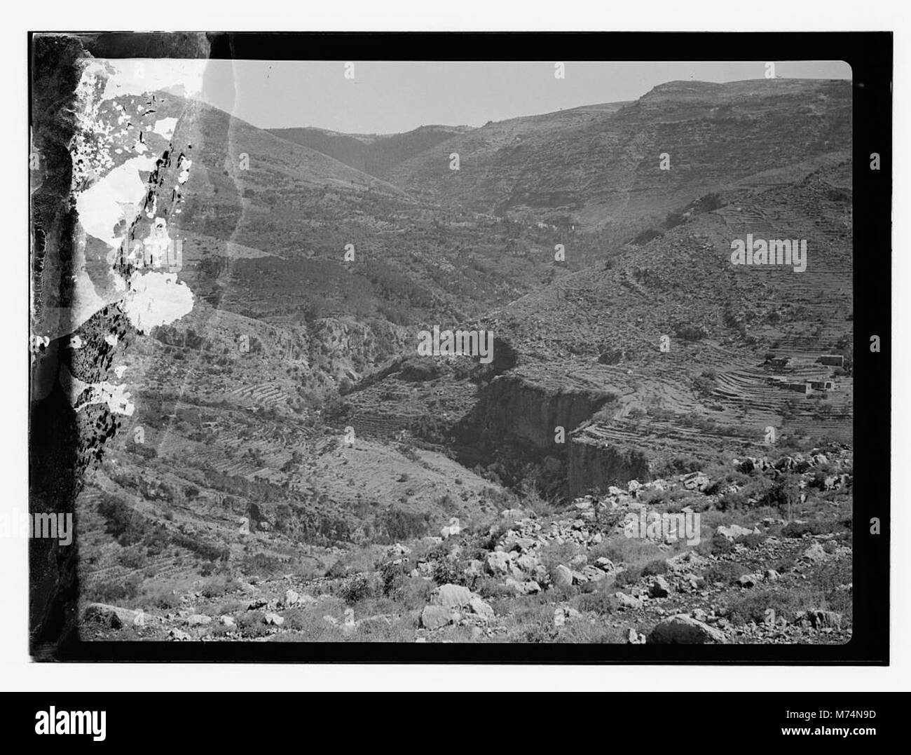 Una fotografia panoramica della valle di Aleigh e Dummar, che mostra la sua bellezza naturale e le sue caratteristiche geografiche. L'immagine evidenzia il terreno della valle e il paesaggio circostante. Foto Stock