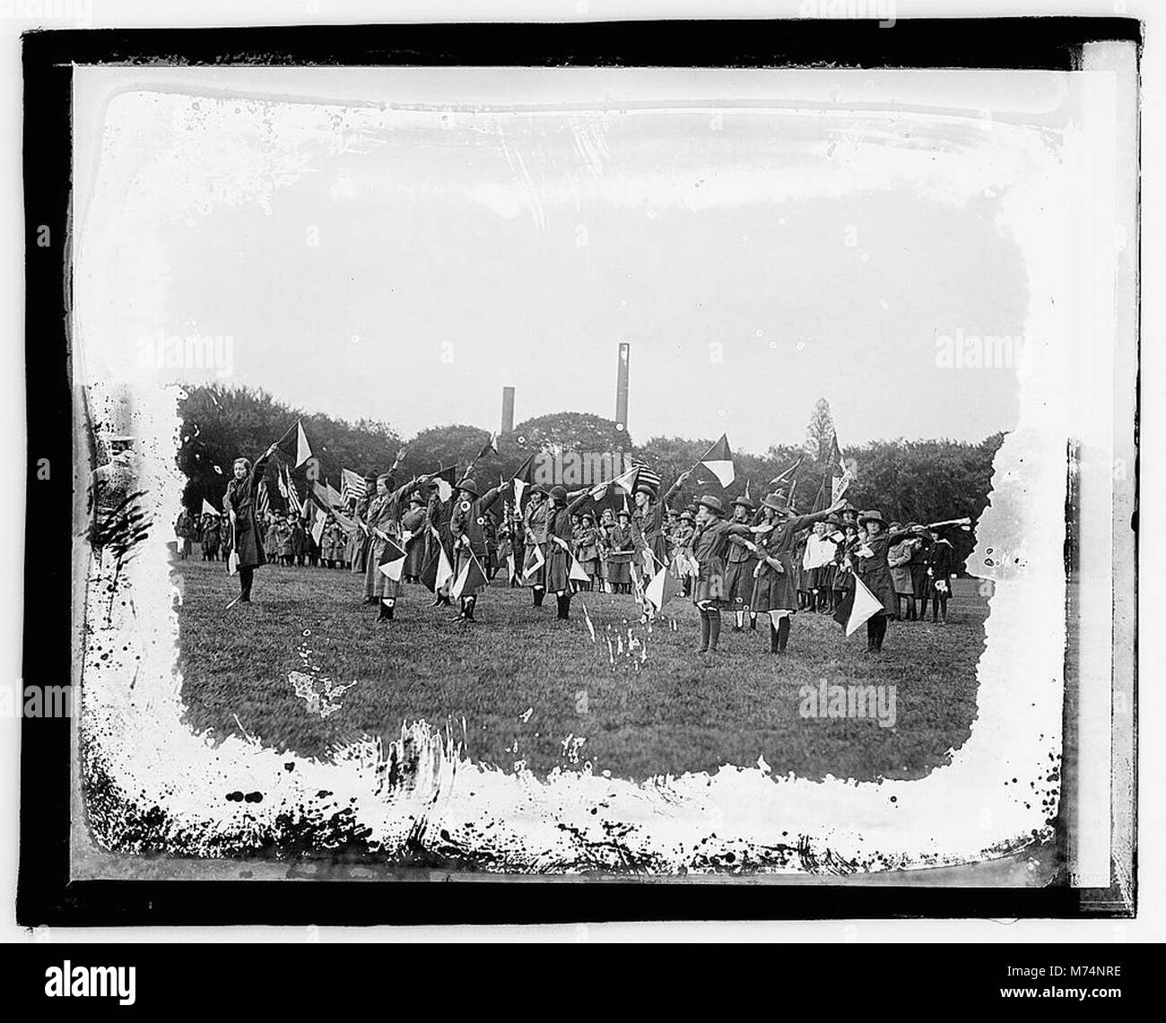 Una fotografia che documenta un evento di revisione Girl Scout, che mostra gli scout in uniforme e la loro partecipazione all'evento. Foto Stock