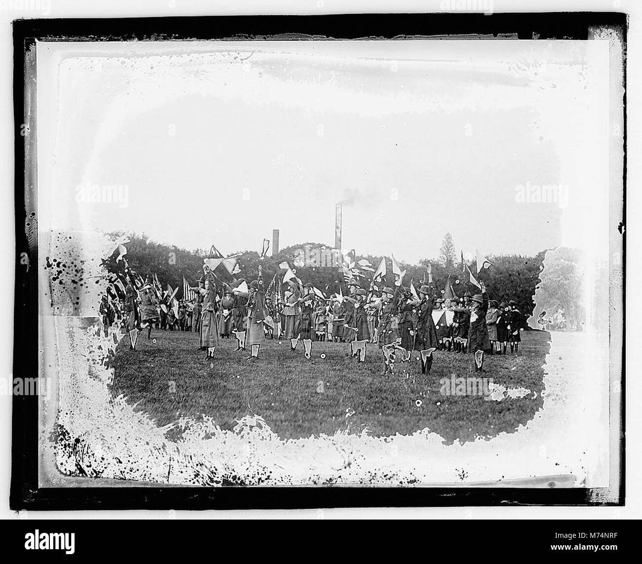 Un evento di revisione Girl Scout, che cattura un gruppo di Girl Scout che partecipano a un'attività organizzata, mostra le loro uniformi e il loro impegno per il servizio, la leadership e l'impegno della comunità. Foto Stock