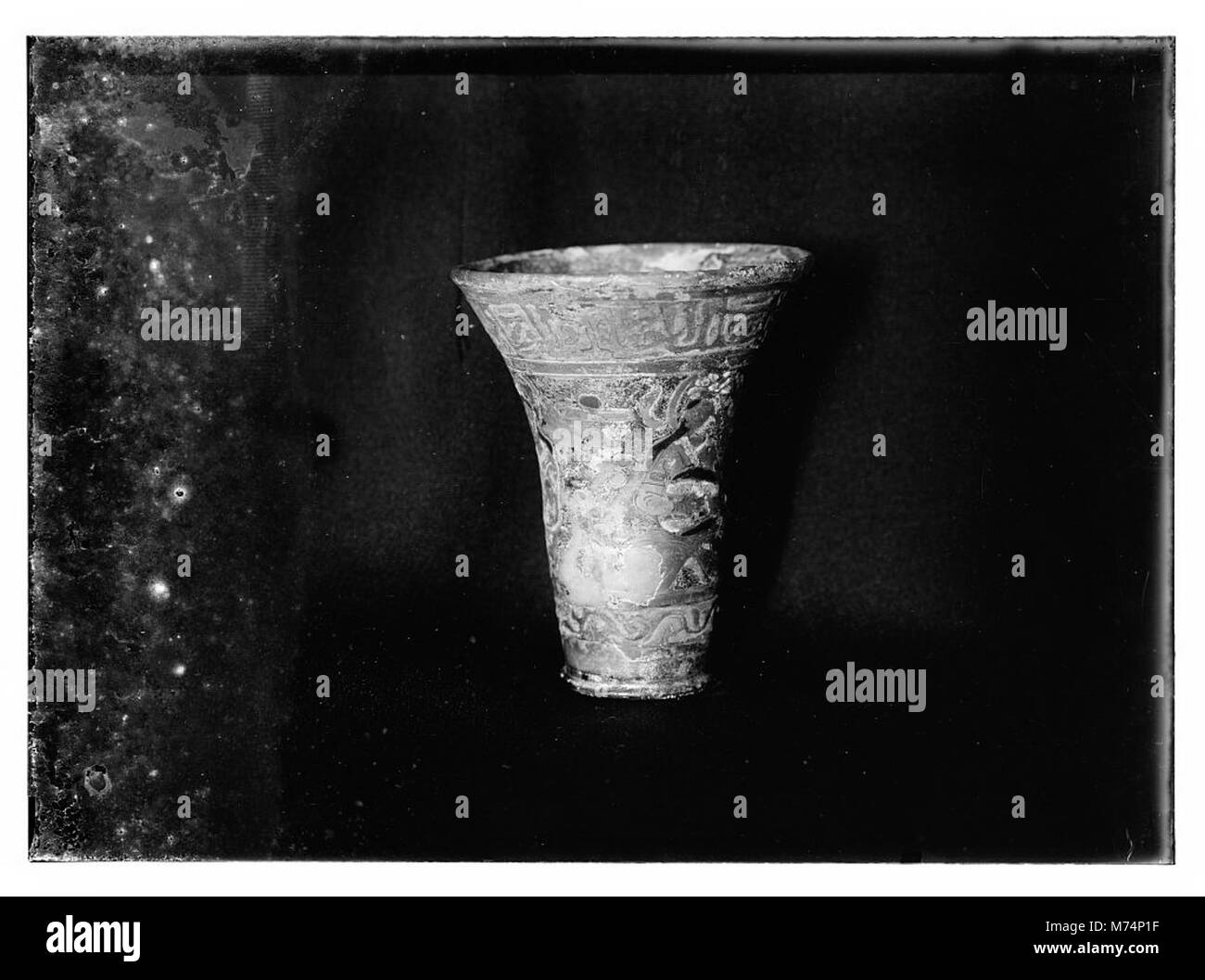 Fotografia di arazzi Gobelins, vetreria e altre forme d'arte storiche, che mostrano l'artigianato di queste forme d'arte tradizionali europee. Foto Stock