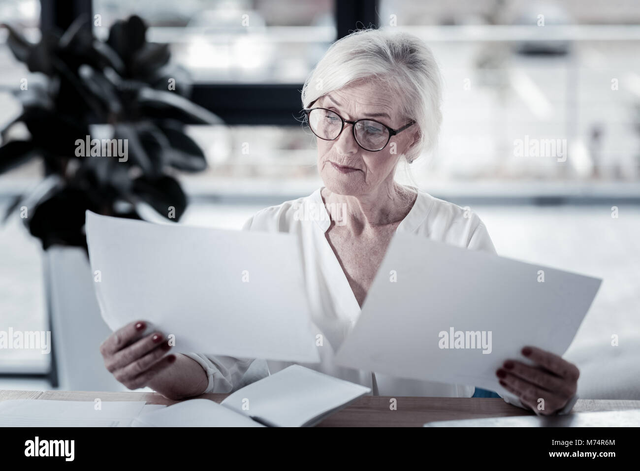 Imprenditrice serio controllo documenti necessari Foto Stock