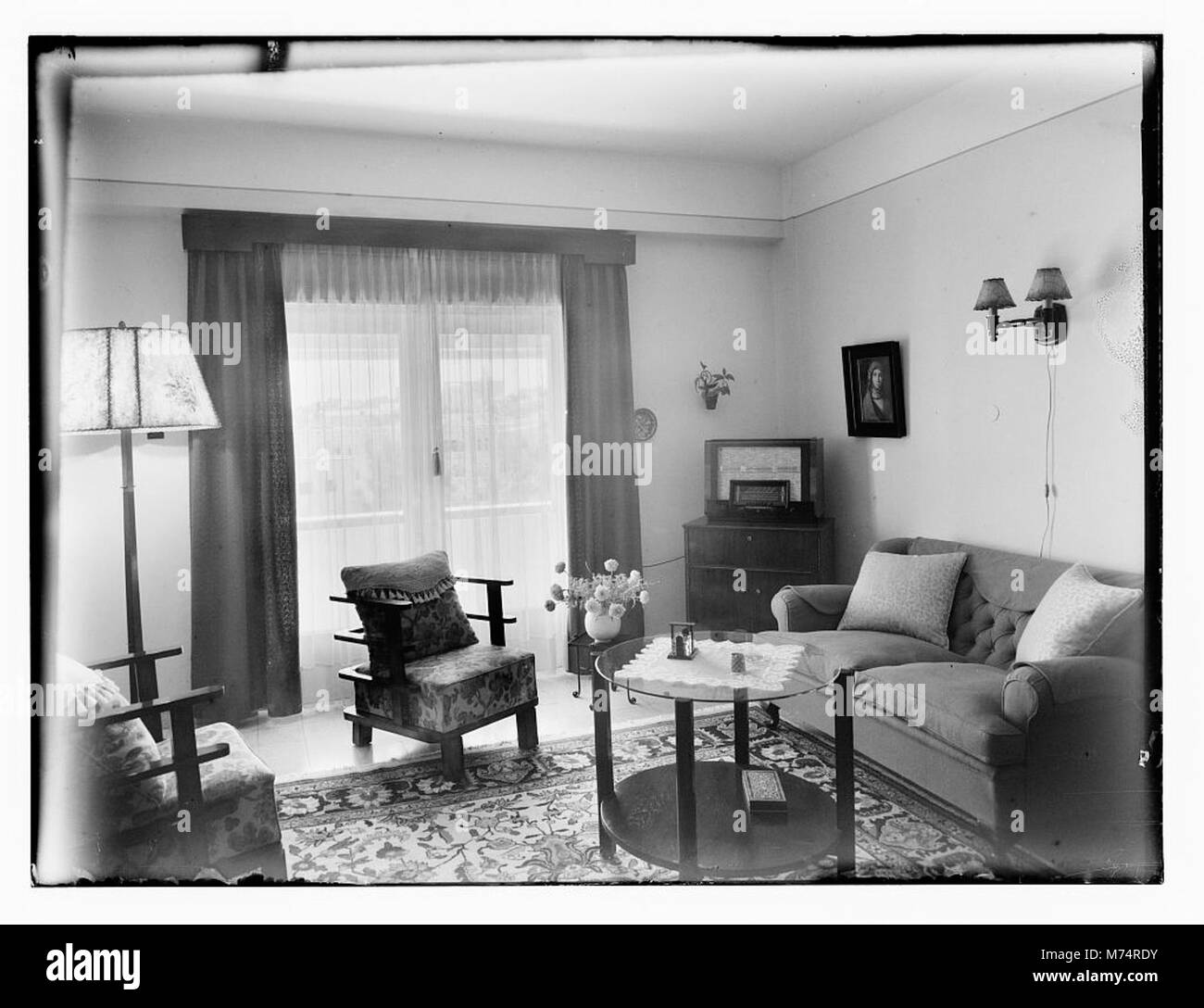 Questa fotografia mostra gruppi e individui che erano amici della famiglia Matson a Gerusalemme. Cattura un momento di interazione sociale e di legami comunitari nella regione. Foto Stock