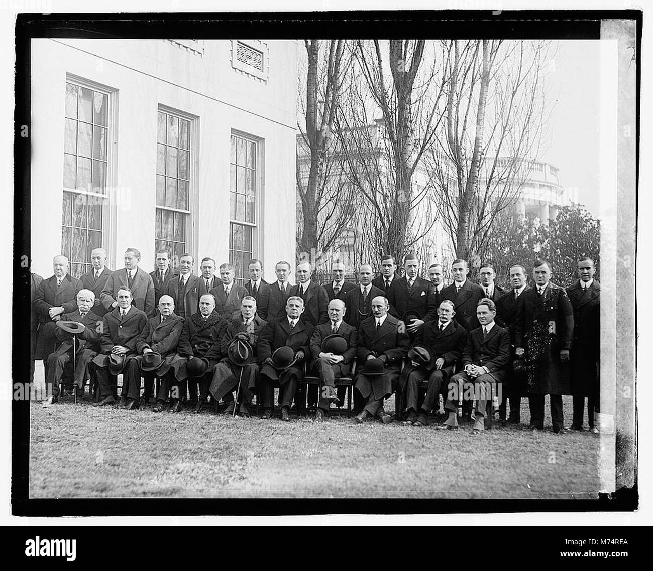 Fotografia di un gruppo di giornalisti alla Casa Bianca, probabilmente durante un evento stampa. L'immagine cattura i giornalisti in azione in un momento chiave della storia politica americana. Foto Stock