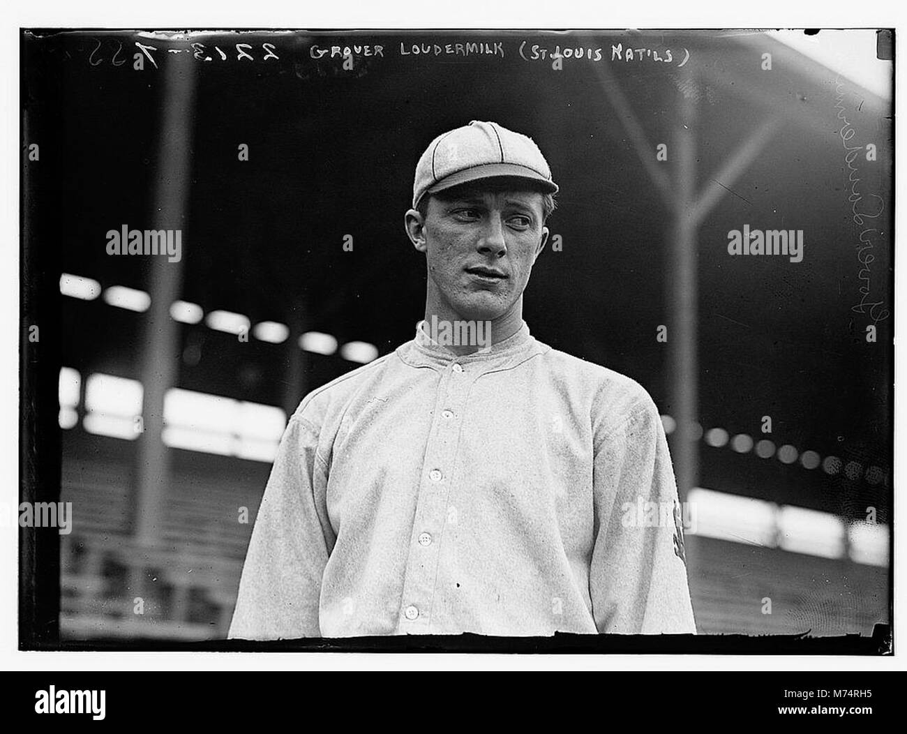 Fotografia di Grover Lowdermilk, giocatore di baseball di St. Louis, che cattura il suo atletismo e la sua presenza sul campo durante la sua carriera. Foto Stock