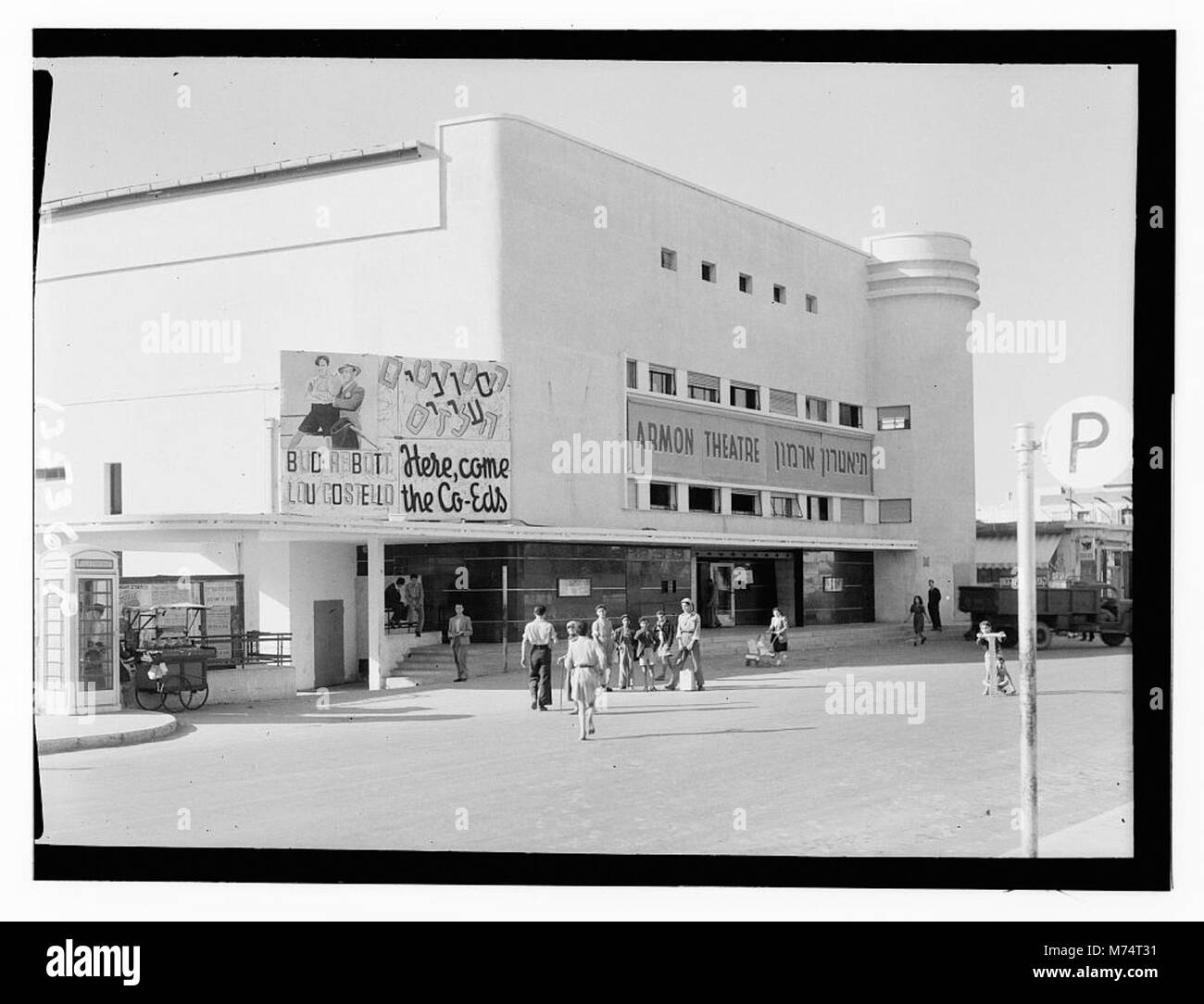 Vista di Haifa, Israele, che mostra il suo paesaggio e il paesaggio urbano, concentrandosi sulla costa mediterranea e sull'ambiente circostante. Foto Stock