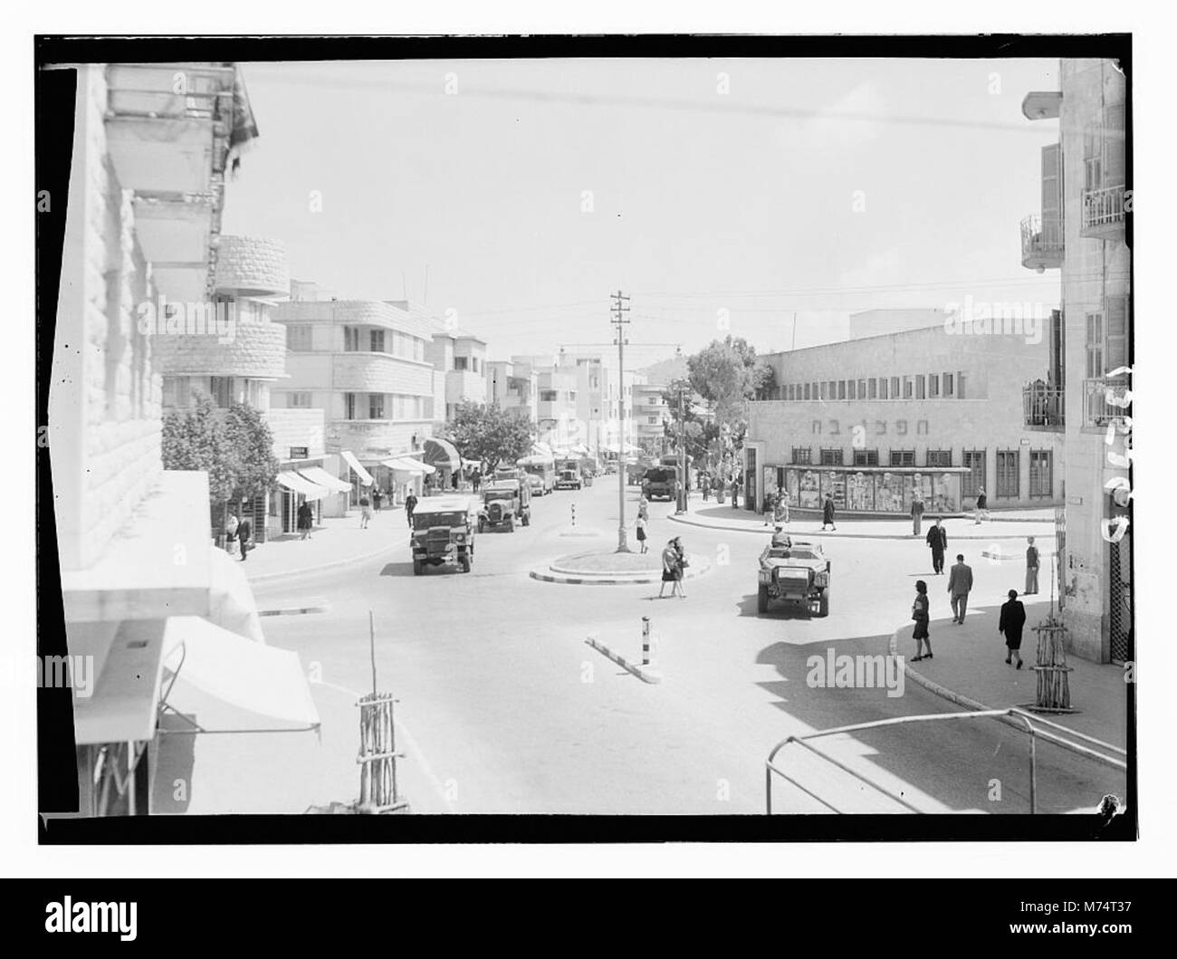 L'immagine raffigura Haifa, una città importante in Israele, che mostra il suo paesaggio o l'ambiente urbano. Haifa ha un significato storico e culturale nella regione ed è una città portuale chiave nel Mediterraneo. Foto Stock