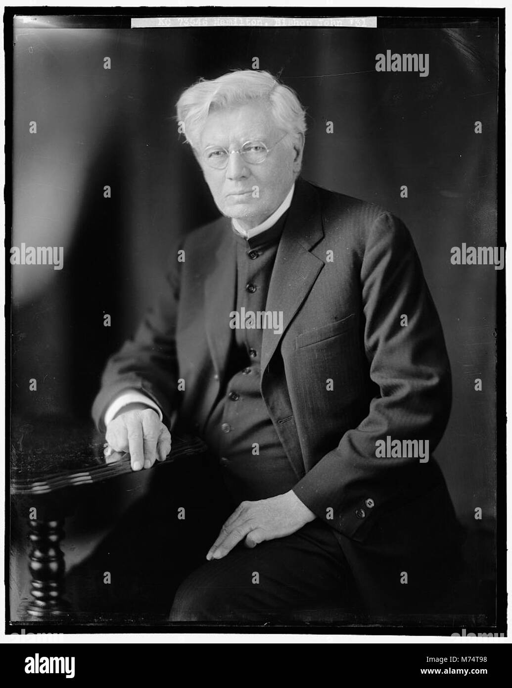 Un ritratto di John Hamilton, vescovo, che rappresenta il suo ruolo nella leadership religiosa e nell'influenza durante il suo tempo. Foto Stock