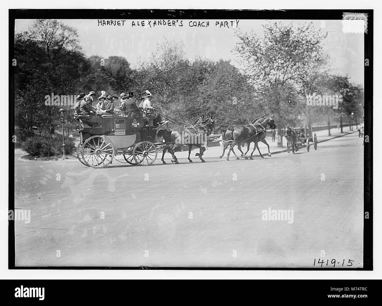 La festa in pullman di Harriet Alexander cattura un momento nella storia sociale, mostrando un gruppo che viaggia su una carrozza trainata da cavalli. L'immagine mette in evidenza i metodi di trasporto del XIX secolo e l'importanza di tali riunioni sociali. Foto Stock