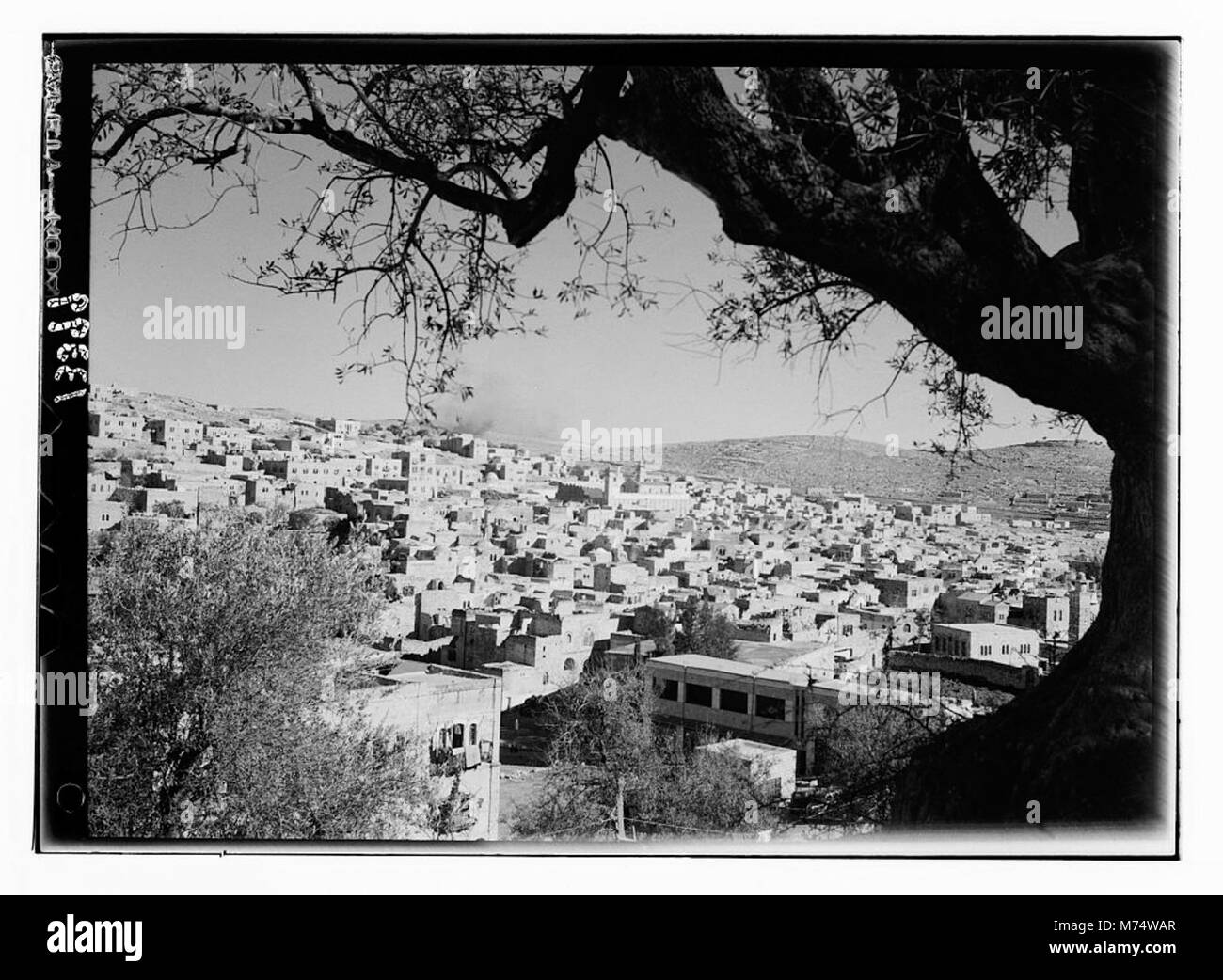 Vista panoramica di Hebron scattata il 9 dicembre 1945, che mostra la struttura urbana della città, gli edifici storici e il terreno circostante. Foto Stock