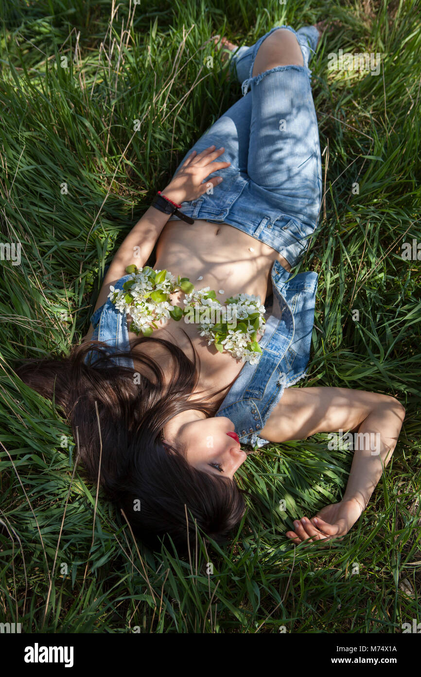 Outdoor ritratto di donne sexy in giornata soleggiata. Stile hippie. Foto Stock