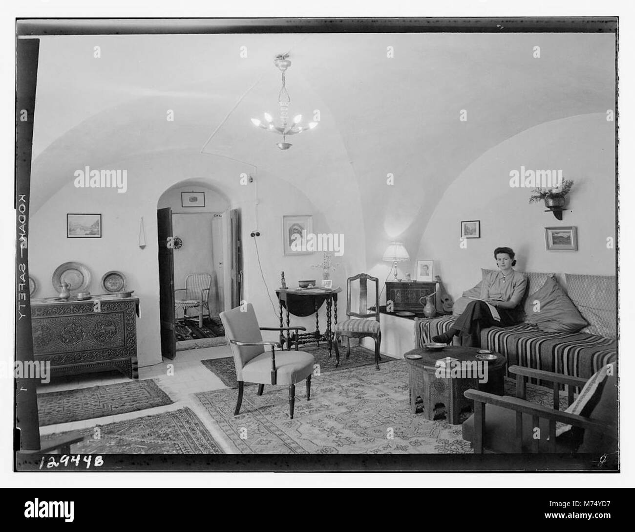Una fotografia raffigurante la casa e le stanze della signora Lang nella Colonia tedesca, che offre uno sguardo sull'ambiente domestico del tempo in questa comunità, catturata nel marzo 1944. Foto Stock