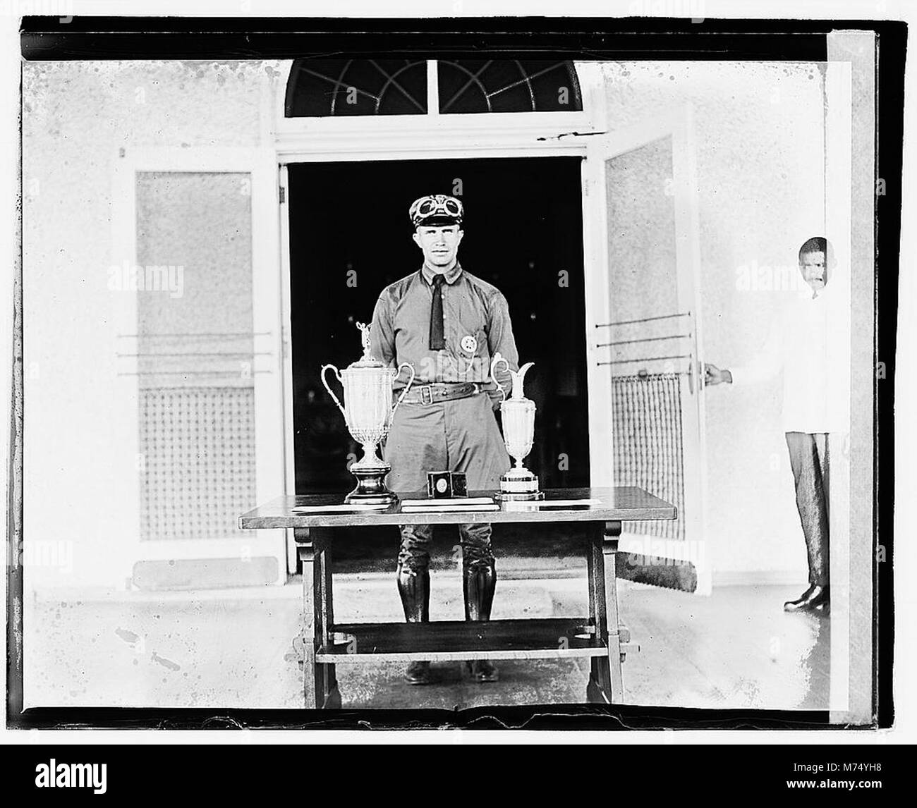 Questa immagine mostra le coppe del Campionato americano e inglese Open, che rappresentano i prestigiosi trofei assegnati nelle competizioni sportive tra le due nazioni. Foto Stock