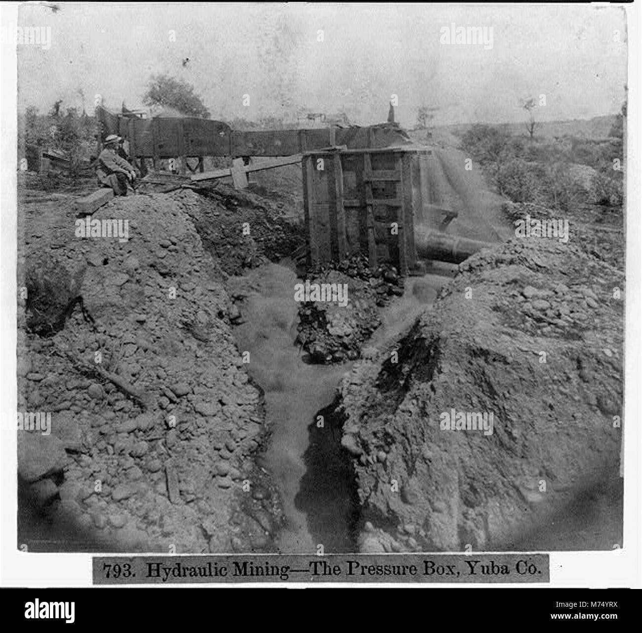 Fotografia che mostra la tecnica mineraria idraulica utilizzata nella contea di Yuba, con particolare attenzione al sistema a scatola di pressione durante la corsa all'oro. Foto Stock