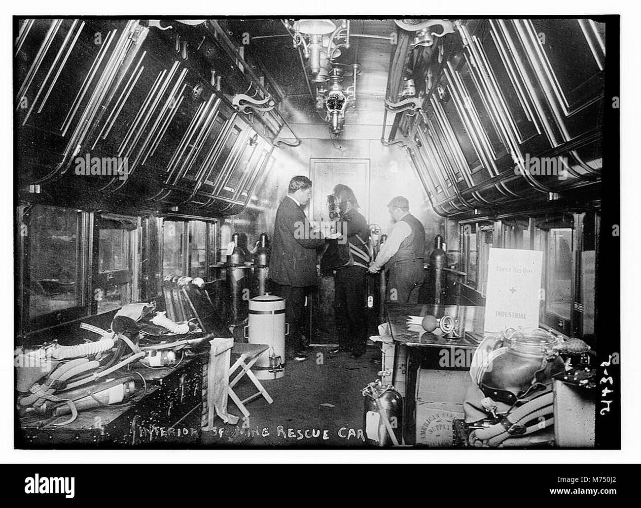 Questa immagine mostra l'interno di un'auto di soccorso minerario, progettata per aiutare i minatori a salvare durante le emergenze. La vettura è dotata di attrezzature e strumenti di sicurezza per supportare le operazioni di soccorso in ambienti minerari pericolosi. Foto Stock