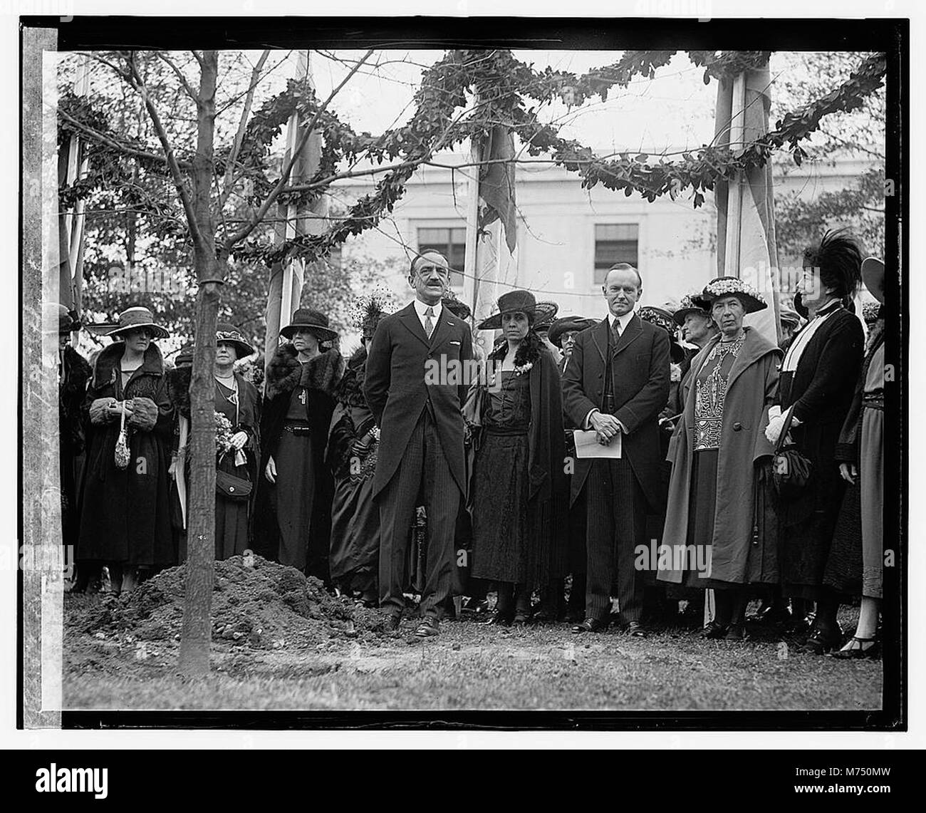 Un'immagine che illustra lo sforzo globale nelle iniziative di piantagione di alberi finalizzate alla conservazione ambientale, mostrando le persone coinvolte nella piantagione di alberi. Foto Stock